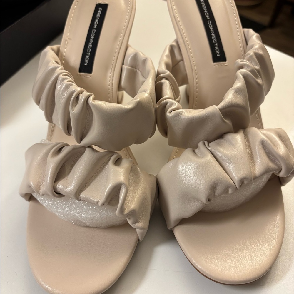 French Connection Women's Ruffle Heels Size 7.5 New With Box - Picture 2 of 9